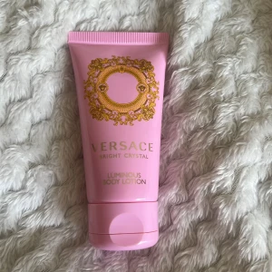 Versace Bright Crystal Luminous Body Lotion - Lyxig body lotion från Versace i en söt rosa tub med gulddekor. Doften är Bright Crystal och ger en strålande och återfuktad hud. Perfekt för att ge huden en lyxig känsla. Använd ett par gånger men skulle säga att det är mycket kvar , svårt att se igenom förpackningen tyvärr!