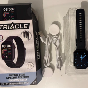 Svart Triacle Arena Two Special Edition Smartklocka - Triacle Arena Two Special Edition är en fitness smartklocka med en 1,95-tums AMOLED färgskärm. Den har en svart rem och levereras med laddningskabel och docka. Perfekt för att hålla koll på din träning och hälsa. Använd max 2 dagar säljes för 799 Nypris 1499 