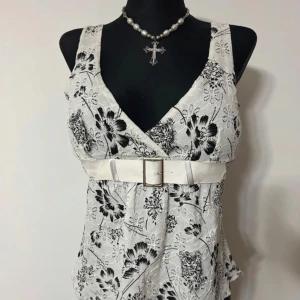 Linne med skärp - Gulligt linne med fastsytt skärp. Det har blivit några små märken på skärpet (se bild). Köpt på vinted men tyvärr är den för stor på mig