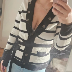 Svartvit randig kofta med stora knappar - Superfint skick, inget att anmärka på