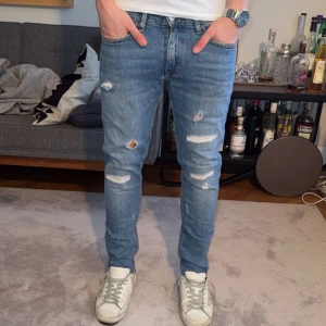 Calvin Klein jeans - Vi säljer ett par ck jeans med snygga slitningar som har en slim passform | Skick: 10/10 | Hör gärna av dig vid eventuella frågor!