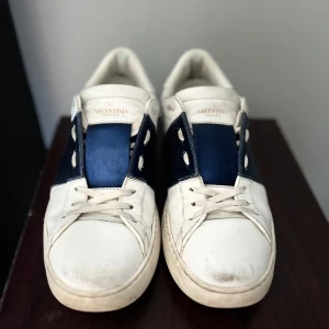 Valentino open blå metallic  - Snygga Valentino opens sneakers i del unika blue metallic färgen inte många som har denna färgen🔥 Skorna har en klassisk design med rund tå och vita snören. Perfekta för sommarn och passar skit bra till ett par linne byxor på sommarn men minst lika bra till ett par jeans🤗 om ni vill ha fler bilder eller har frågor så tveka inte skriva och fråga🤝🔥