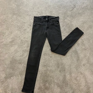 Replay anbass hyperflex  - Snygga svarta jeans från Replay med en slim passform. Det är anbass och dem är superflex. Inga defekter. Storleken är W27/L32. Hör av er vid frågor eller funderingar📩