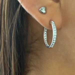 örhängen swarovski  - inga defekter, använda fåtal gånger ! 