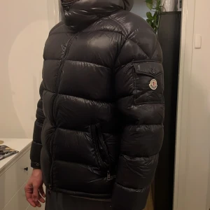 Moncler Maya - Helt ny moncler maya, använd typ 2-3 gånger pga att den är för liten. Har inget kvitto tyvärr därför priset är som de är. Går med på snabb affär men inga skit priser. 