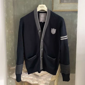 Morris Ull cardigan  - Otroligt fet och unik cardigan/kofta i en mjuk ull blandning. Tröjan har feta detaljer samt armbågs patches i fint skick.