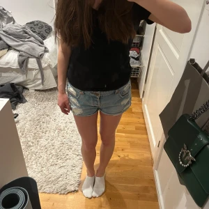 Blå jeansshorts från Amisu - Säljer ett par snygga blå jeansshorts från Amisu. De har en cool slitning och klassisk femficksdesign. Perfekta för sommardagar!