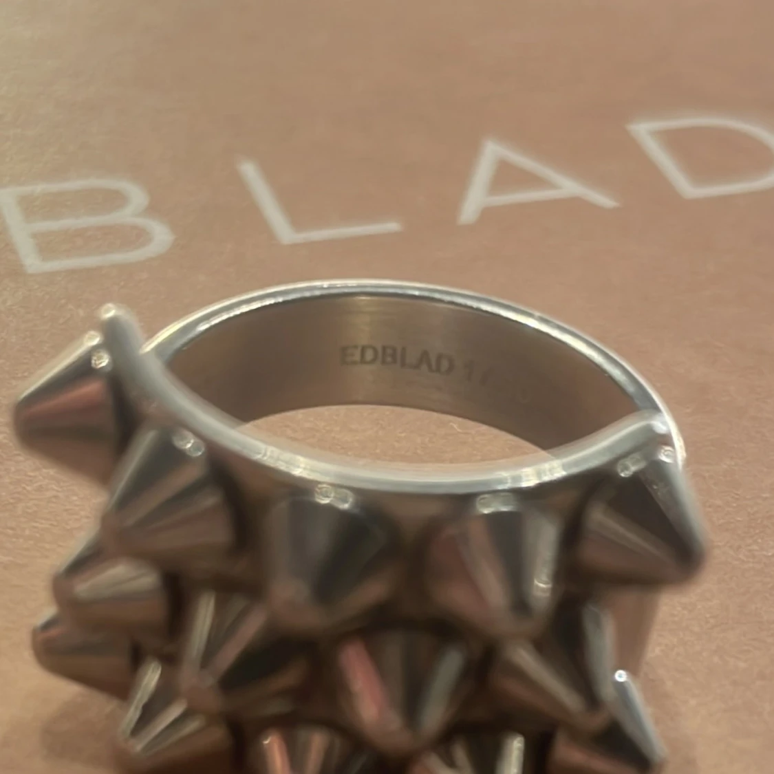 Silvrig ring med nitar från Edblad - 1