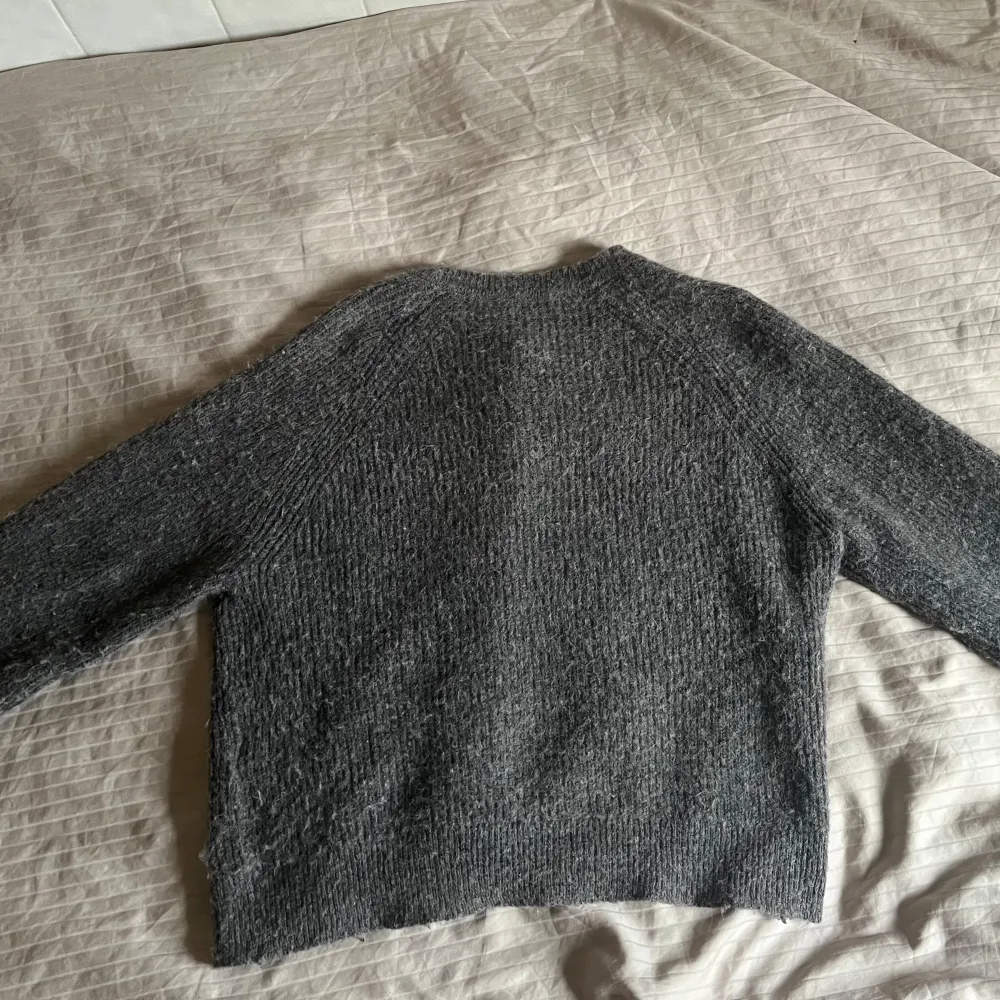 Stickad kofta från Selected femme. Lite nopprig, men ok skick. Köpt för 300kr på vinted. Storlek: S🩷 bara att skriva vid eventuell fråga!. Neuletakit & Villapaidat.