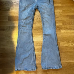 Jeans  - Blåa bootcut jeans från lager 157. Är i bra skick och väldigt fina nu till sommaren. Kom gärna med prisförslag😊❤️