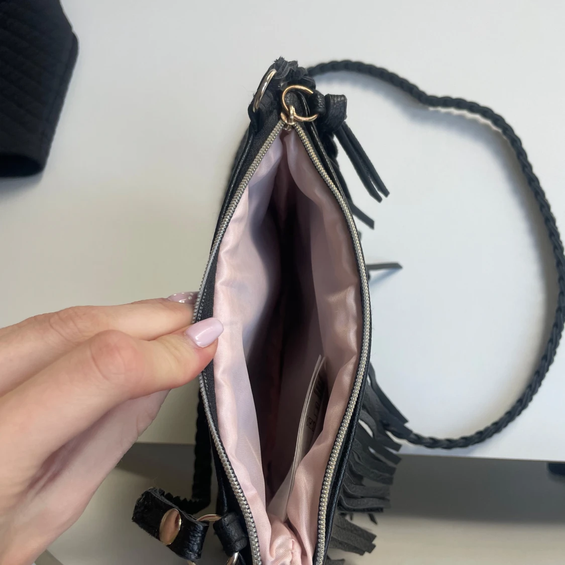 Svart axelväska med fransar - 2