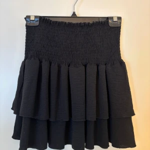 Volang kjol - Svart volang kjol  i storlek S som aldrig är använd🖤