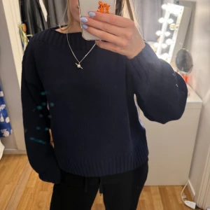 Mörkblå stickad tröja - Stickad tröja från Gina i fint skick