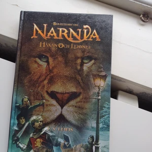 Berättelsen om Narnia: Häxan och Lejonet - Säljer boken 'Berättelsen om Narnia: Häxan och Lejonet' av C.S. Lewis. En spännande fantasyberättelse om syskonen Peter, Susan, Edmund och Lucy som upptäcker landet Narnia. Perfekt för dig som älskar magiska äventyr och klassiska sagor.