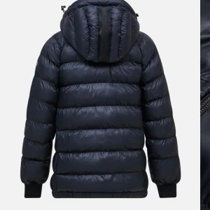 Svart dunjacka från Peak Performance - Snygg och varm svart dunjacka från Peak performance, Junior.