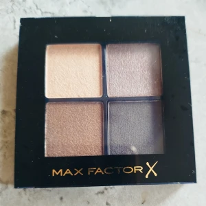Max Factor Colour X-Pert Soft Touch Palette - Max Factor Colour X-Pert Soft Touch Palette i nyansen 003 Hazy Sands. Denna palett innehåller fyra ögonskuggor i mjuka, neutrala toner som är lätta att blanda. Perfekt för en naturlig look. Oanvänd såklart! Nypris 219:-