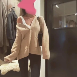 Beige kofta med knappar intessekoll! - Säljer en mysig beige kofta med knappar framtill. Koftan har långa ärmar och två fickor fram. Perfekt för kyligare dagar och lätt att matcha med olika outfits.