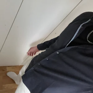 Svart skjorta med knappar - Snygg mörkblå skjorta med knappar framtill. Den har en klassisk krage och långa ärmar, perfekt för en stilren look. Passar bra till både jeans och kostymbyxor. 