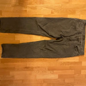 Grå jeans från Nudie Jeans - Snygga grå jeans från Nudie Jeans. Modellen heter Steady Eddie