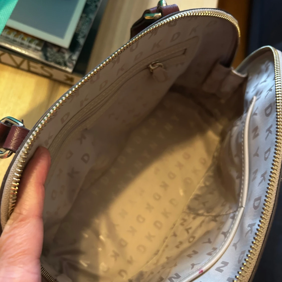 Beige och brun handväska från DKNY - 2