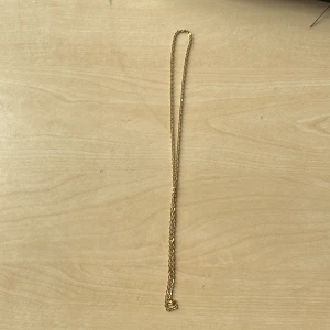 Guldhalsband - Elegant guldhalsband med enkel kedja. Perfekt för att lägga till en touch av stil till vilken outfit som helst. Halsbandet har en klassisk design som passar till många tillfällen. 48 cm lång!