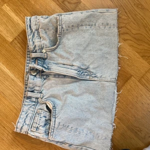 Jeanskjol  - Från zara, klippte den kortare till minikjol själv men sen aldrig kommit till användning tyvärr, storlek xs 