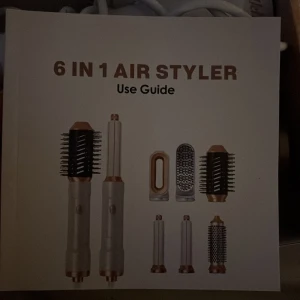 6 in 1 Air Styler  - Mångsidig 6 in 1 Air Styler med flera utbytbara tillbehör för olika stylingbehov. Perfekt för att skapa volym, lockar eller släta frisyrer. Inkluderar olika borstar och munstycken för anpassad styling.