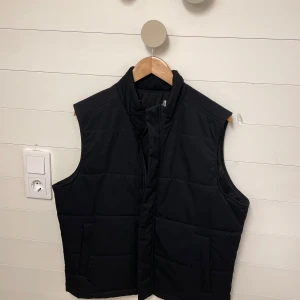 Väst  - Säljer denna svarta non branded västen. Stilren, riktigt bra skick utan defekter. 