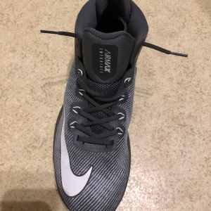 Nike Air Max Infuriate - Väldigt sköna att ha på sig och inga hål eller slitningar de luktar inte äckligt heller passar 47-46