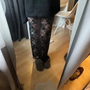 Spetskjol  - Lång spetskjol. Lappen bortklippt. Storlek XS. 🖤❤️‍🔥