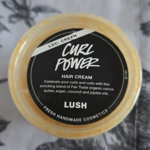 Curl Power Hair Cream från Lush - Curl Power Hair Cream från Lush är en kräm för att fira dina lockar och spiraler. Den är berikad med Fair Trade ekologiskt kakaosmör, argan-, kokos- och jojobaoljor. Perfekt för att ge näring och definition till ditt hår. Den är använd några gånger, men passar inte för min hår.