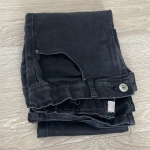 Bootcut jeans /svarta från (only) - Svarta bootcut jeans storlek 158 fint skick stretchiga 