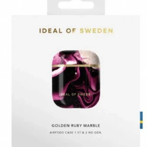 AirPods-fodral från Ideal of Sweden - Snyggt AirPods-fodral från Ideal of Sweden i designen Golden Ruby Marble. Säljer då jag inte har den modellen på AirPods längre🥰🥰