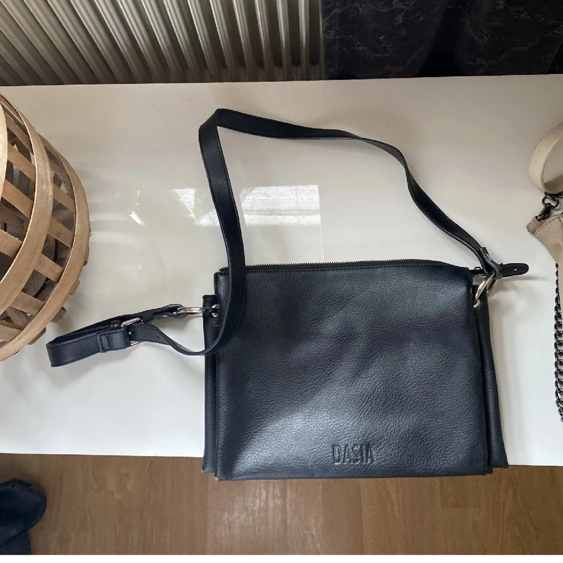 Svart axelväska med gulddetaljer - 1