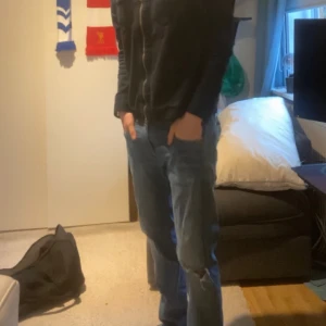 Replay anbass Ripped jeans - Säljer dessa sjukt feta replay jeans i mycket bra skick, perfekt till sommaren och är riktigt sköna. Hojta till vid funderingar 💯