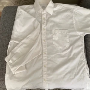 Vit skjorta från Stenströms - Klassisk vit skjorta från Stenströms med långärmad design och en bröstficka. Perfekt för en stilren look. Skjortan har knappar framtill och en traditionell krage.