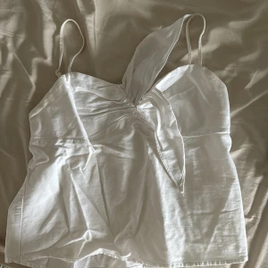 Topp från Brandy Melville - Jättesöt linnetopp med smala axelband som går att knyta på framsidan. Köpt på Brandy Melville för flera år sedan men fortfarande i fint skick! 🌸⭐️🌻(finns ingen storlek men passar en XS/S)