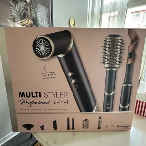 Multi Styler Professional 6-in-1 - Snygg och mångsidig Multi Styler 6-i-1 för professionell hårstyling. Inkluderar olika tillbehör för att skapa olika frisyrer, från hårtorkning till styling. Perfekt för att få till den där salongskänslan hemma.
