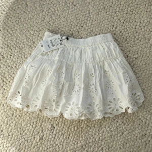 Helt ny somrig kjol från zara  - Använd ca 1/2 gånger men säljer då den inte längre kommer till användning, original pris 300kr, passar i flera olika storlekar då den är extremt stretchig i midjan🩷 har tagit bort prislappen