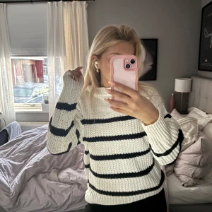 Vit och svart randig stickad tröja från lager157 - Säljer en snygg stickad tröja från lager 157. Använd extremt få gånger och de är därför ja säljer den. Det är storlek M men den är liten i storleken så jag skulle säga att den passar som S.