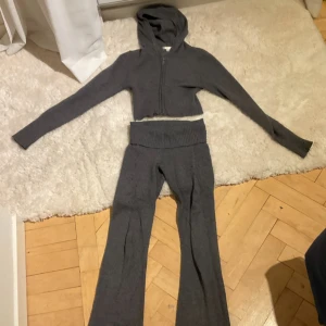 Grå hoodie och byxor från Gina Tricot.  Jätte fint skick, säljer på grund av att den är för liten - Säljer ett set med en grå hoodie och matchande byxor från Gina Tricot. Hoodien har dragkedja och långa ärmar, medan byxorna har en bekväm passform. Perfekt för en avslappnad stil. 🩶byxorna har storleken 134/140 och tröjan har 140/146