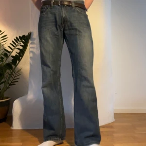 Levis 527 bootcut - Bootcut jeans från Levis, modell 527. Sitter perfekt mid-waist. 32 waist 34 längd, men är lite kortare egentligen. Kika gärna andra annonser, samfrakta gärna.