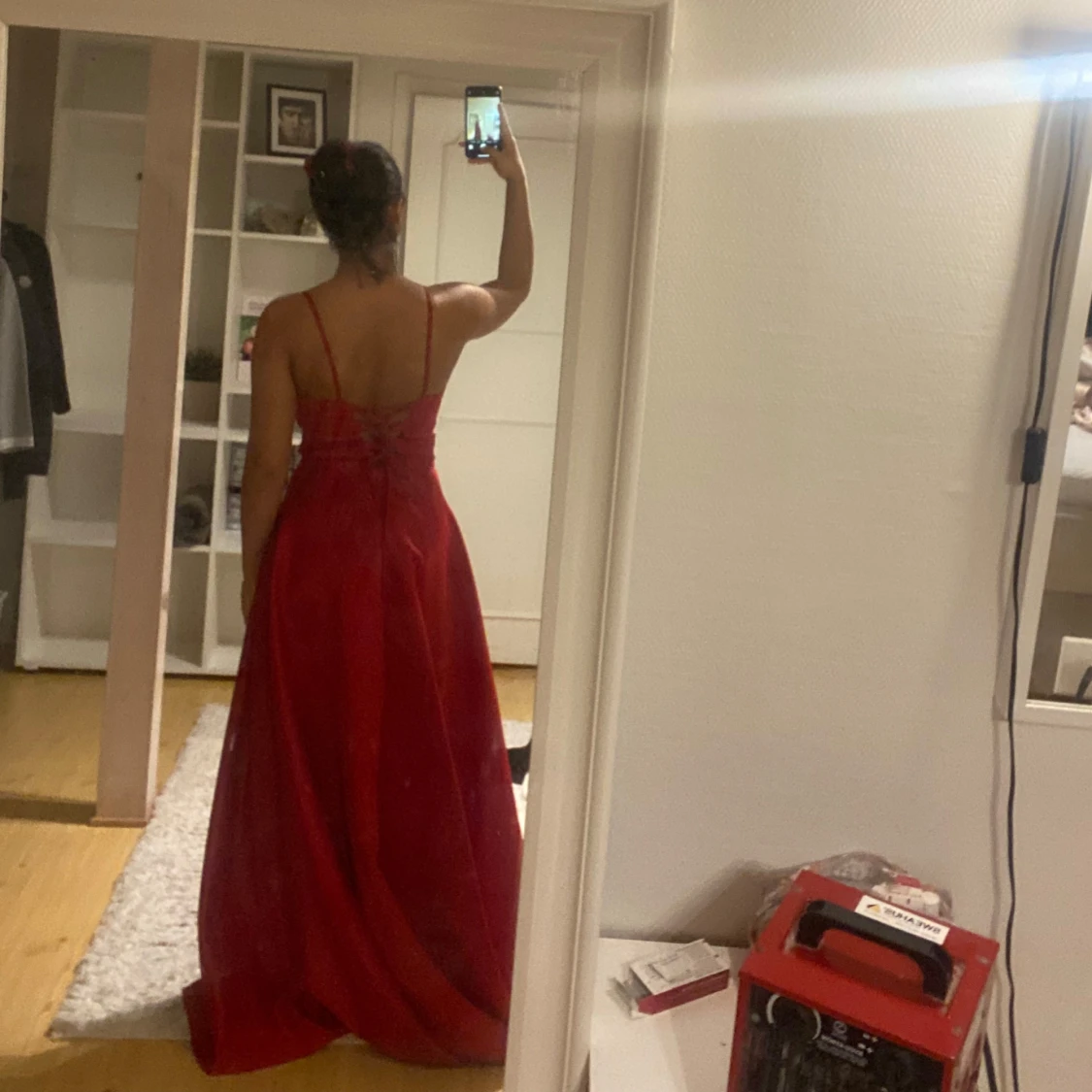 Röd balklänning med smala axelband - 2