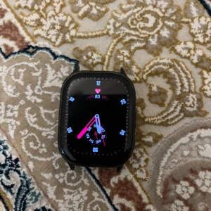 Smart watch  - hej den här är en smart watch som köptes in för 1400kr  säljer pågrund av att jag inte använder den har ingen armband på grund av att den gick sönder det är därför jag gick mycket ner i pris det finns sånna armband för 40kr online. den kommer med laddare också den funkar på villken mobil som helst ,man kan ha timer spel mineräknare man får upp meddelanden man får se hur mycket man sov osv jätte bra klocka batteriet håller i en hel vecka utan laddning