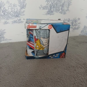 Marvel Avengers Mugg - Säljer en cool Marvel Avengers mugg i en färgglad förpackning med bilder av Thor, Iron Man och Hulk. Perfekt för fans av superhjältar och Marvel-universumet. Muggen är idealisk för både varma och kalla drycker. En fantastisk presentidé för alla Avengers-entusiaster!