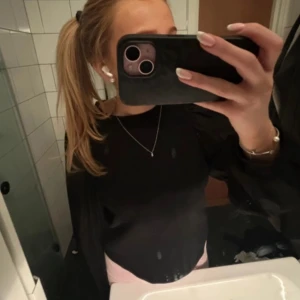 Svart croppad tröja - Snygg svart tröja med lite puffiga ärmar. Tyget i ärmarna är mer kraftigt!!💞jättsnygg!! Är k storlek m men passar S.