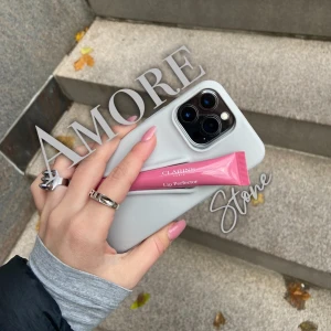 Mobilskal från Amore UF - Mobilskal med en inbyggd hållare för olika läppglans i färgen grå för IPhone 13/14/15 PRO. Den rymmer flera olika läpprodukter och ger bra skydd för mobilen🥰🥰perfekt för tillfällen där du inte vill ha en väska med dig!