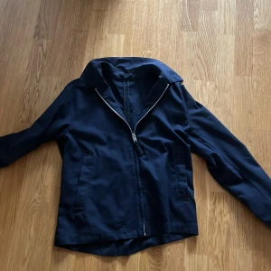 Mörkblå overshirt i mörkblå färg - Overshirt från hm, ca 700kr nypris. Anvönd 1 gång max men köpte en annan overshirt sp den kom ej till använing. Är öppen för prisförslag och står ej för frakt