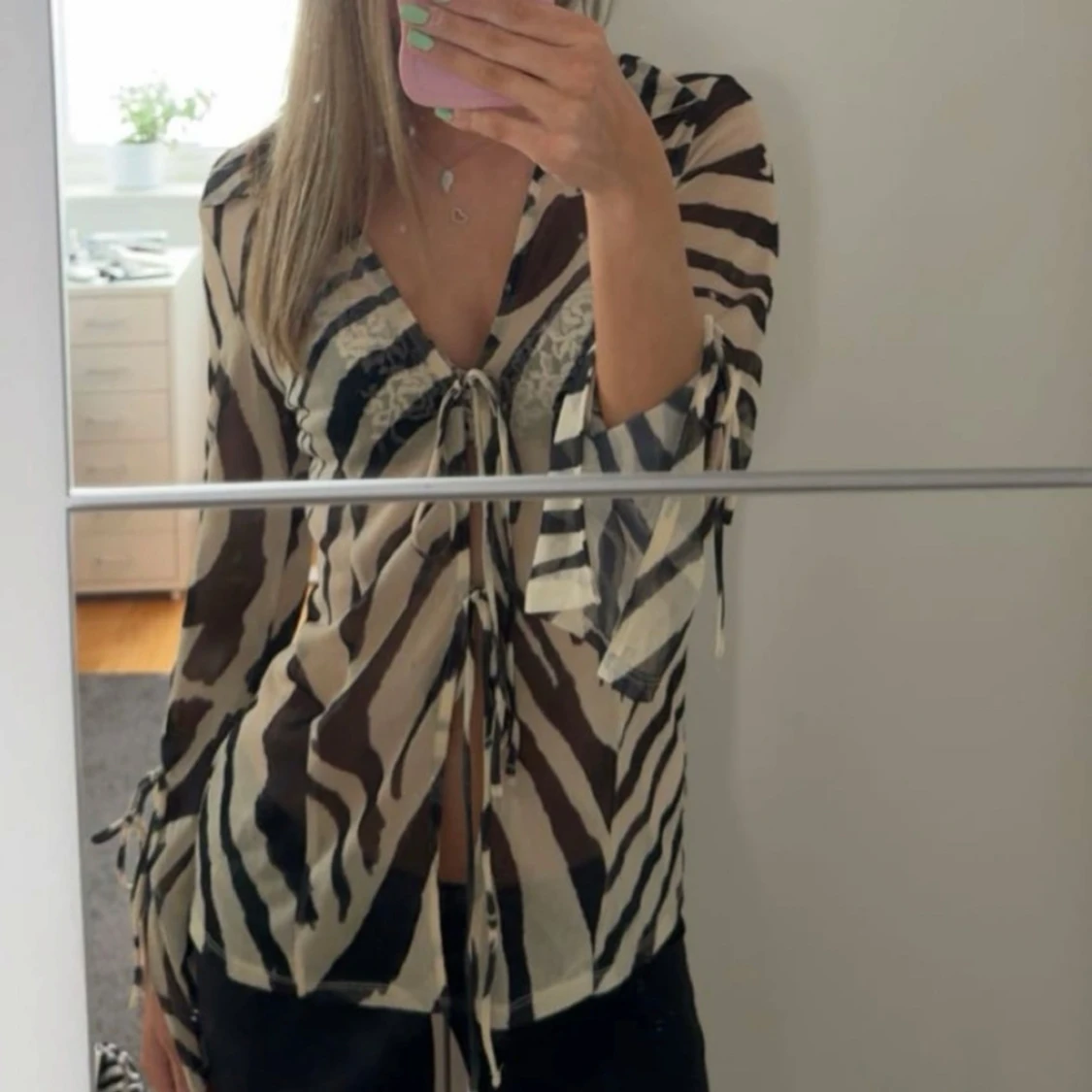 Zebramönstrad blus med knytning