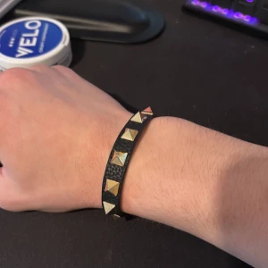 Svart och guld valentino armband  - Säljer detta valentino armband. Ganska slitet men därför så biligt. 